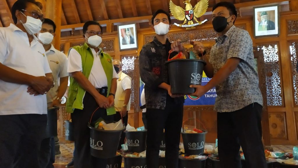 Wali Kota Gibran Rakabuming Raka menyerahkan paket sembako