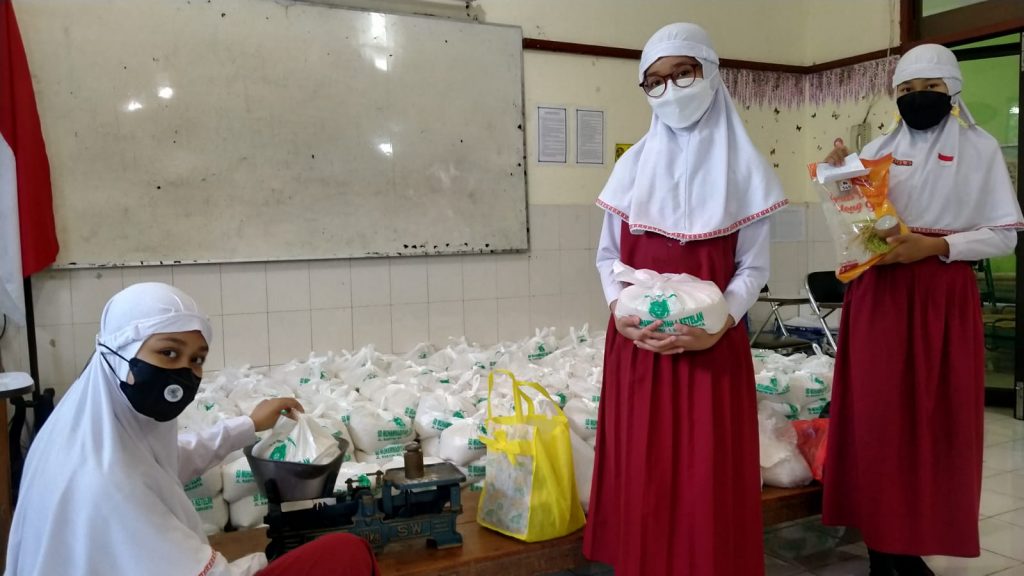 siswa SD Muhamadiyah 1 bayar zakat