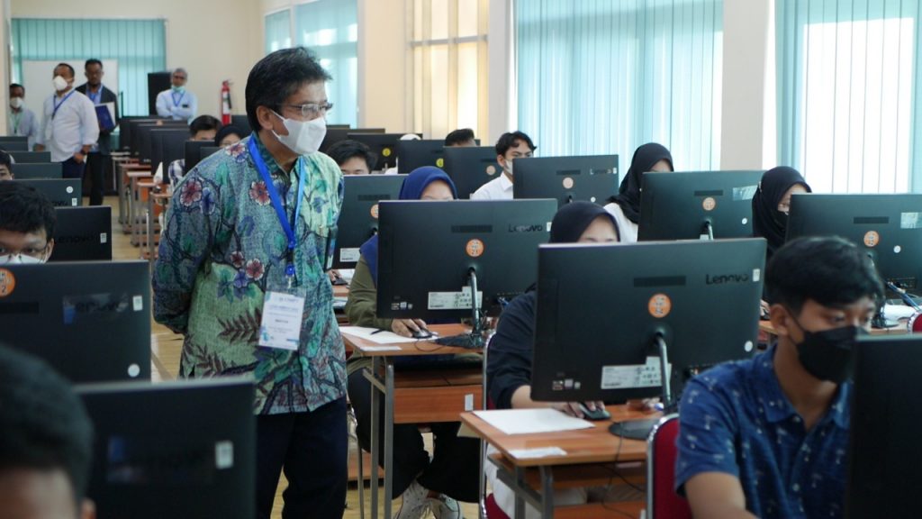 Peserta Ikuti UTBK 2022 di UNS