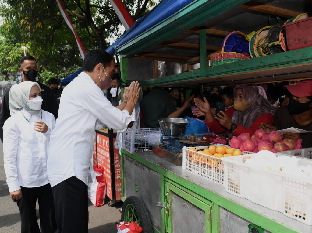 Presiden Jokowi dan Ibu Iriana Joko Widodo saat mengunjungi sejumlah pasar yang ada di Kota Surakarta