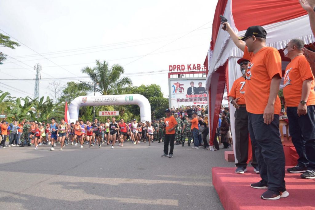 Bupati Boyolali M. Said Hidayat melepas start lari 7K Boyolali 2022