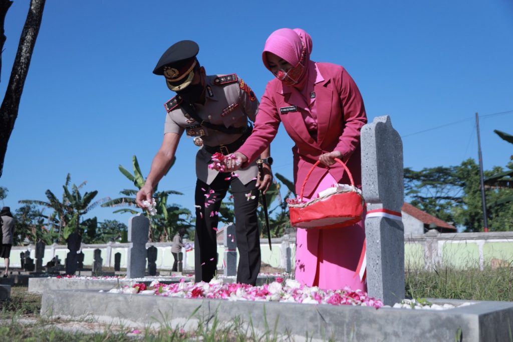 Kapolres Klaten tabur bunga