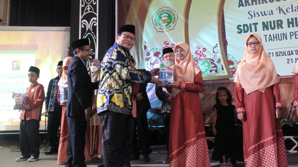 Wisuda SDIT Nurhidayah