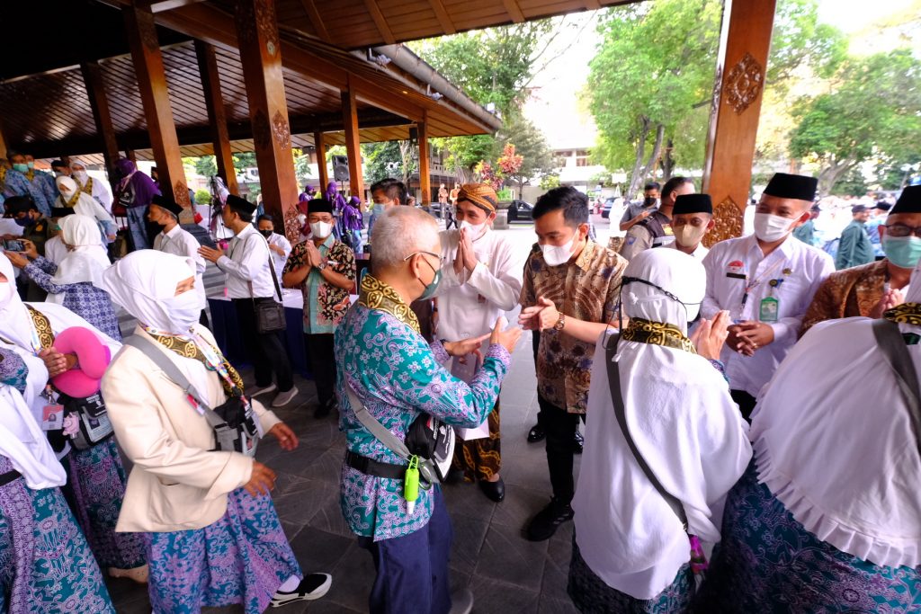 Gibran Lepas Calon Jamaah Haji