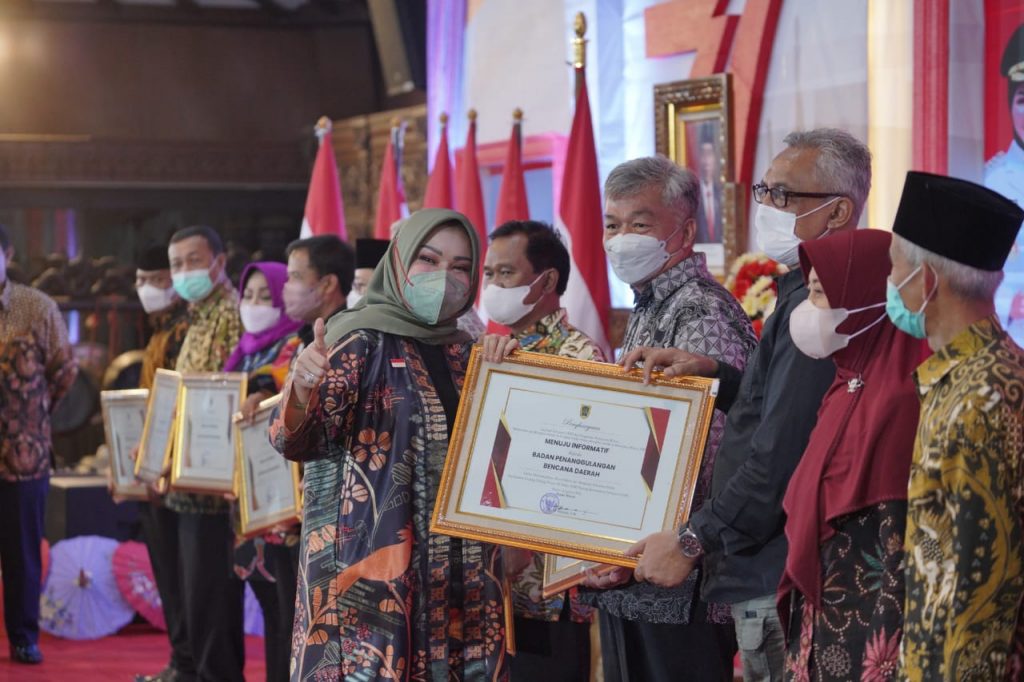 Bupati Klaten, Sri Mulyani menyerahkan piagam penghargaan