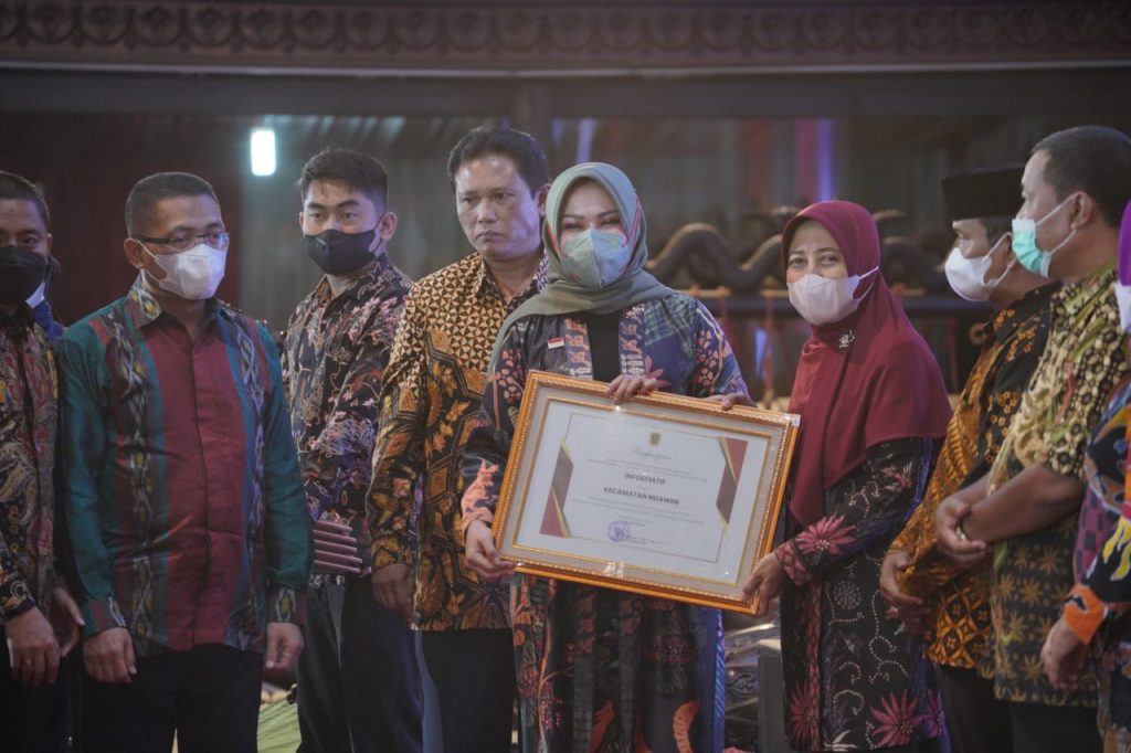 Bupati klaten senyerahkan piagam