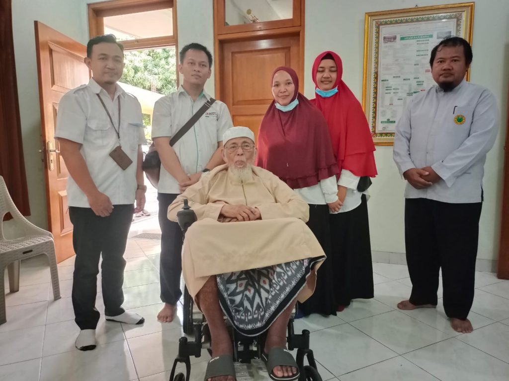 Kemensos RI Bantu Kursi Roda untuk Ustadz Abu Bakar Baasyir