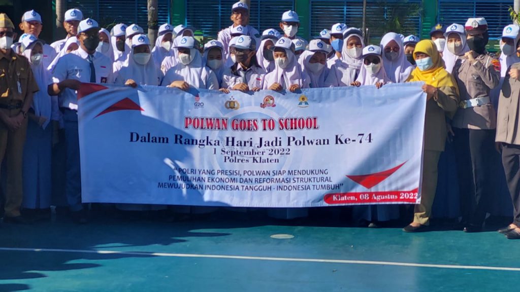 Polwan Goes To School