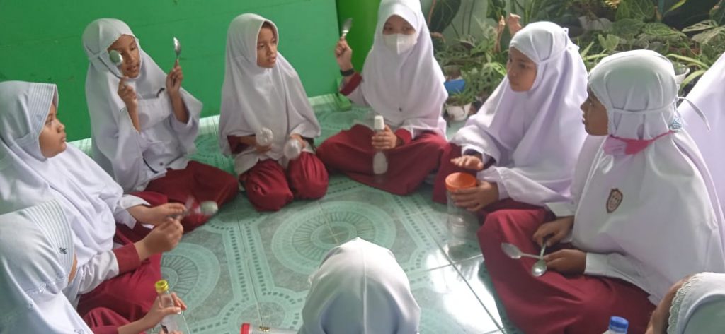murid kelas IV SD Islam Terpadu Nur Hidayah