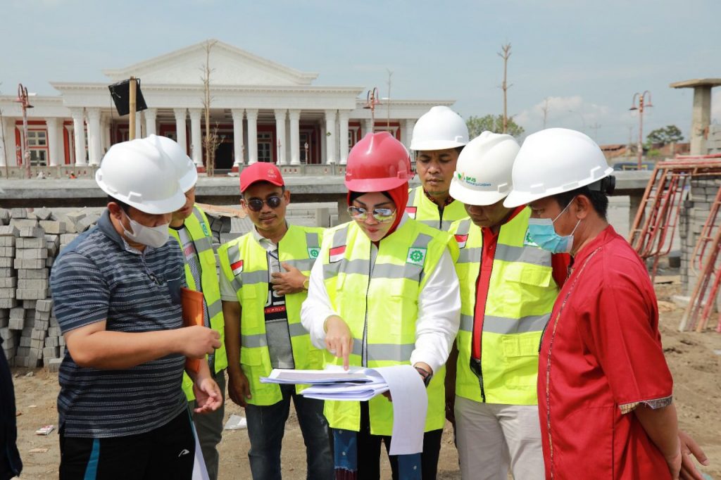 Bupati Klaten Sri Mulyani cek pembangunan