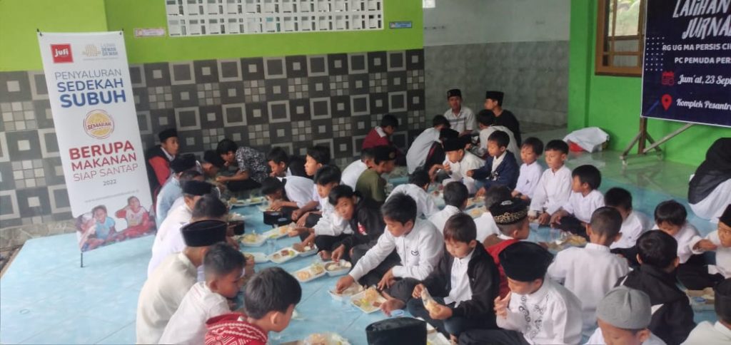 Jufi dan Laznas Dewan Da'wah Tebar Paket Makanan