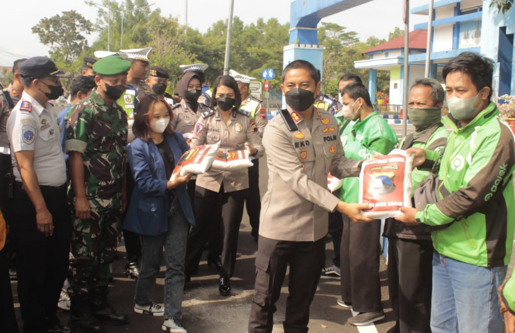 Polres Klaten Gandeng Mahasiswa Bagikan 300 Paket Beras