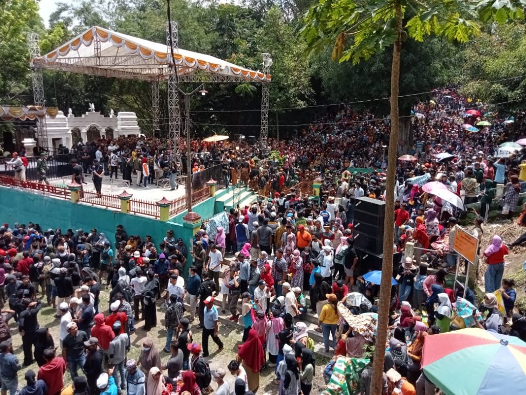 Rebutan Apem Saparan Yaa Qawiyyu
