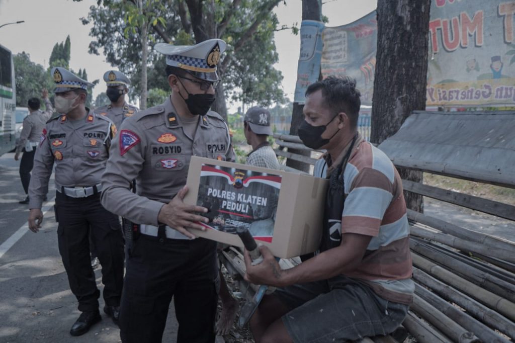 Satlantas Polres Klaten Salurkan Bansos