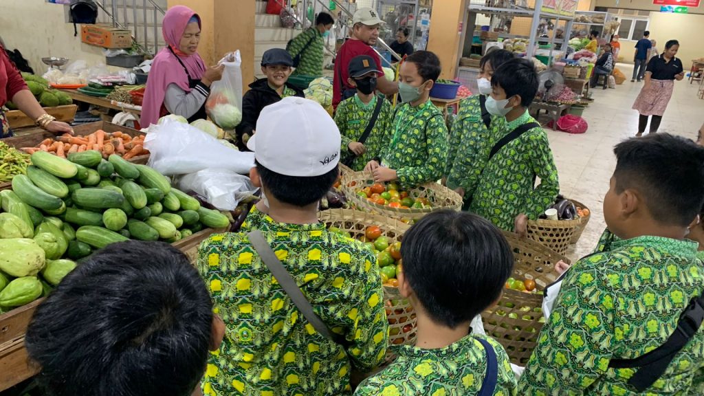 Siswa SDIT Nur Hidayah belanja di Pasar Legi