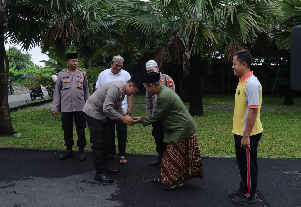 Kapolres Sukoharjo silaturahim ke Ponpes Al Quran Az Zayadiy KH. Abdul Karim