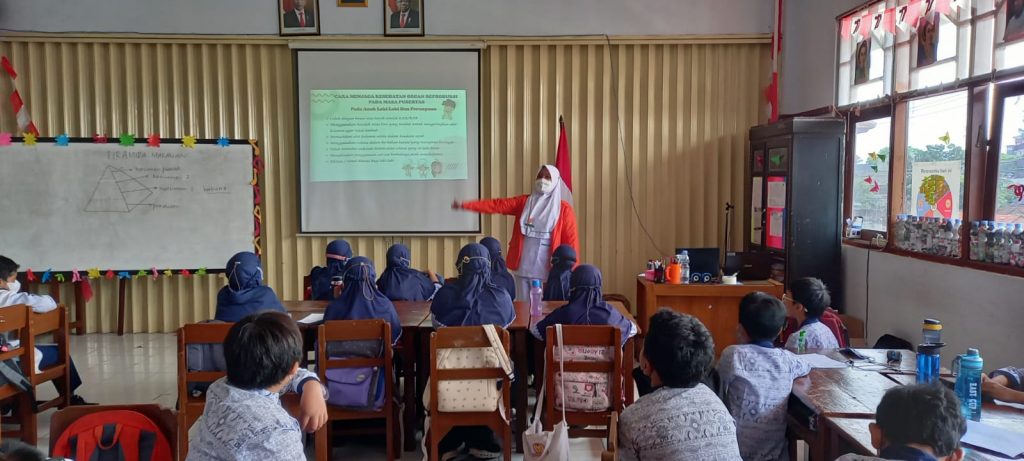 Mahasiswa ITS PKU di SD Muh Solo