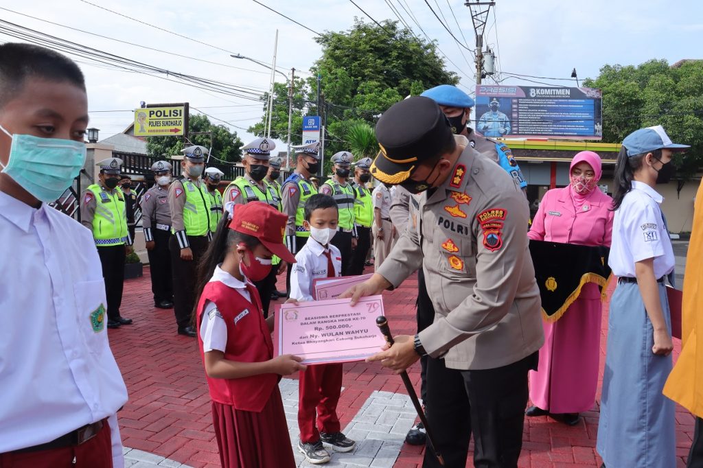 Polres Sukoharjo Berikan Beasiswa
