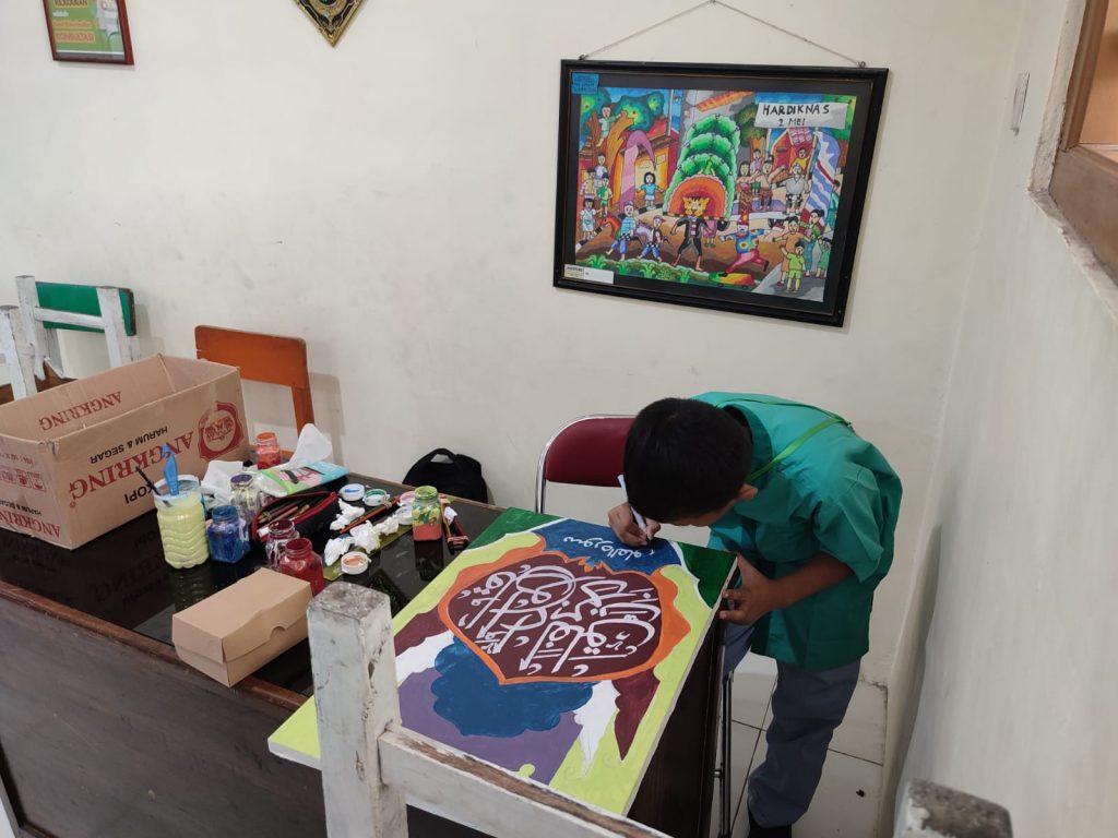 Siswa SDIT Nur Hidayah lomba kaligrafi