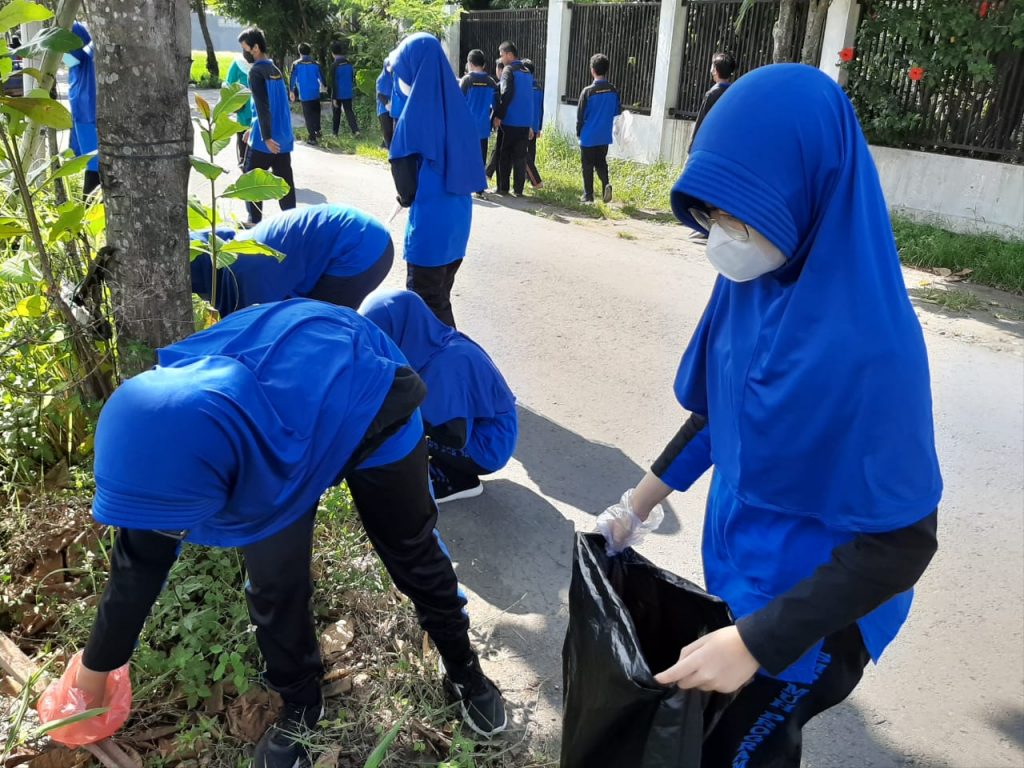 Siswa SMP Muh PK bersih2