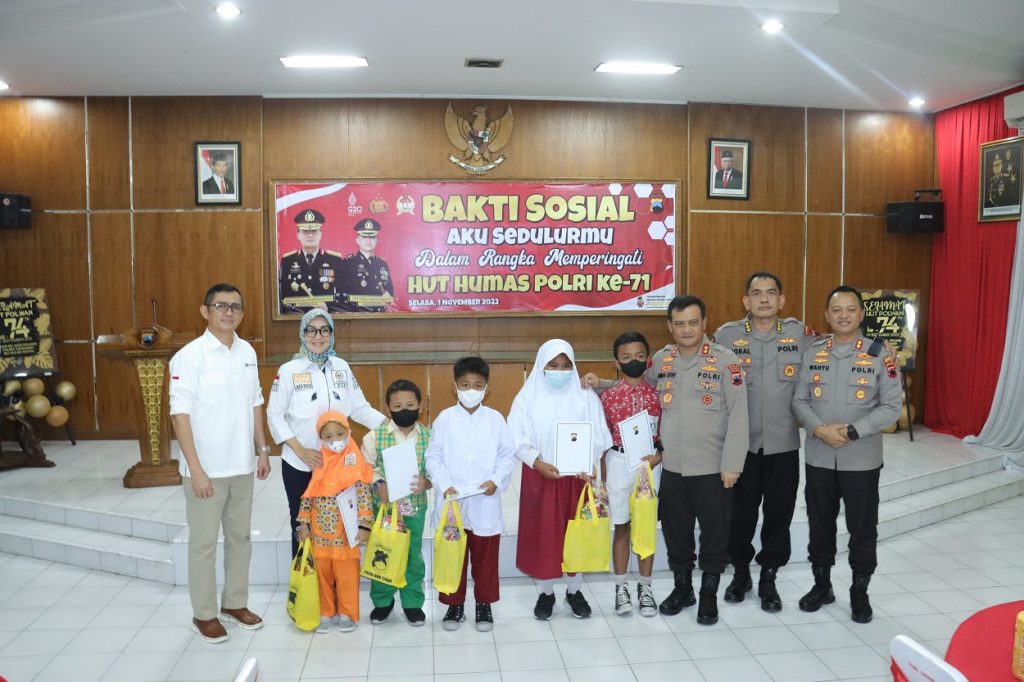 Kapolda Jateng Bagikan Bansos untuk Anak Yatim