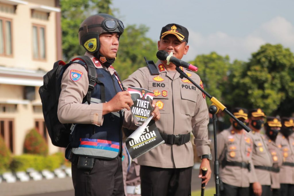 Kapolres Klaten Berikan Surprise Umroh Gratis