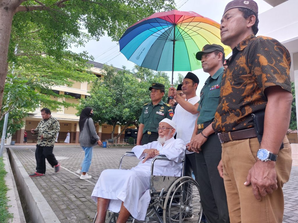 Ustadz Abu upacara hari pahlawan