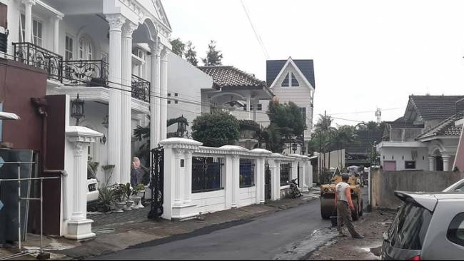 jalan depan eriana gundono diaspal