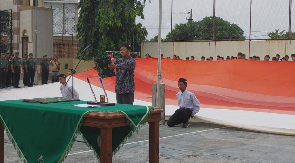 upacara hari pahlawan santri Al Mukmin