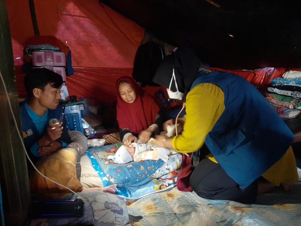 Relawan Laznas Dewan Da’wah Bantu Rawat Bayi