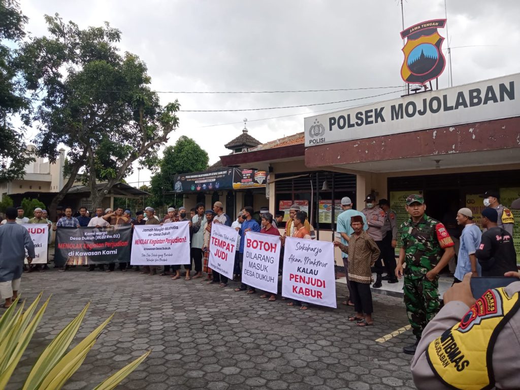 Warga Dukuh tolak judi