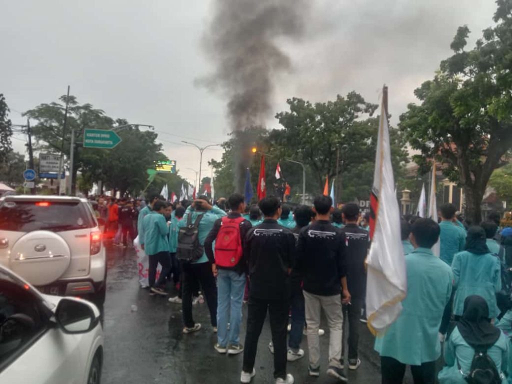 mahasiswa solo tolak uu cipta kerja