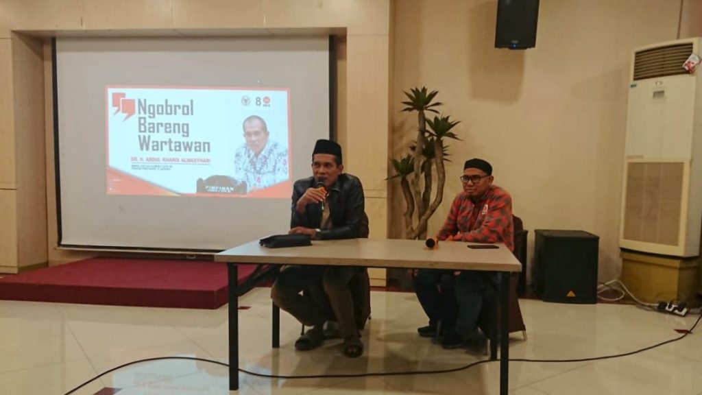 Abdul Kharis bersama wartawan