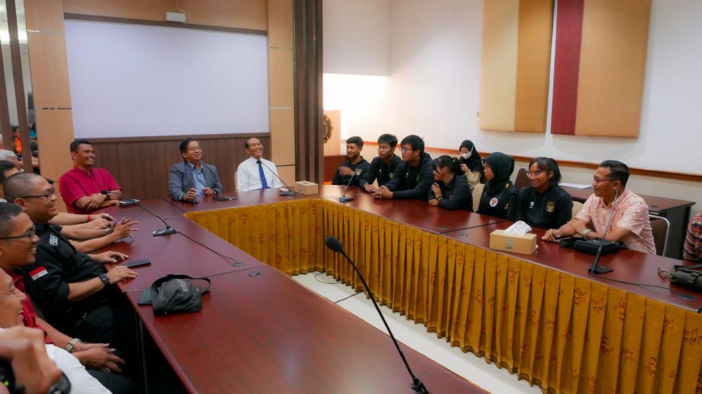 Rektor UNS dan sejumlah atlet UNS