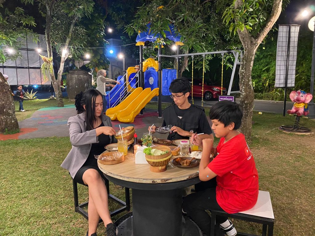 Adhiwangsa Hotel Warung Ungkepan