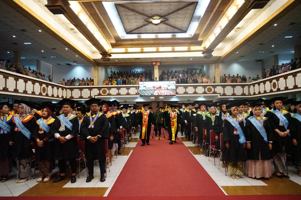 Wisudawan UNS