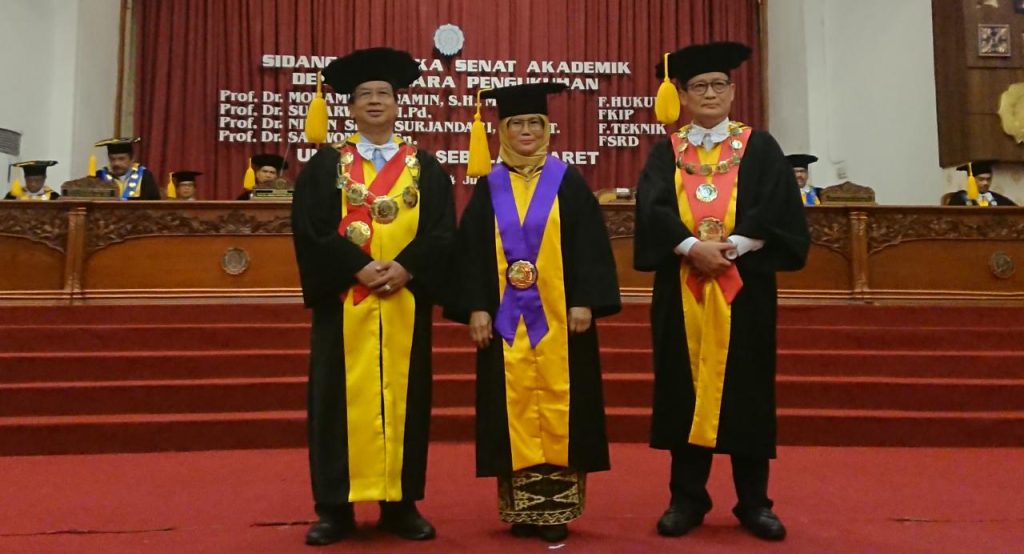 Prof Dr Sumarwati dan rektor UNS