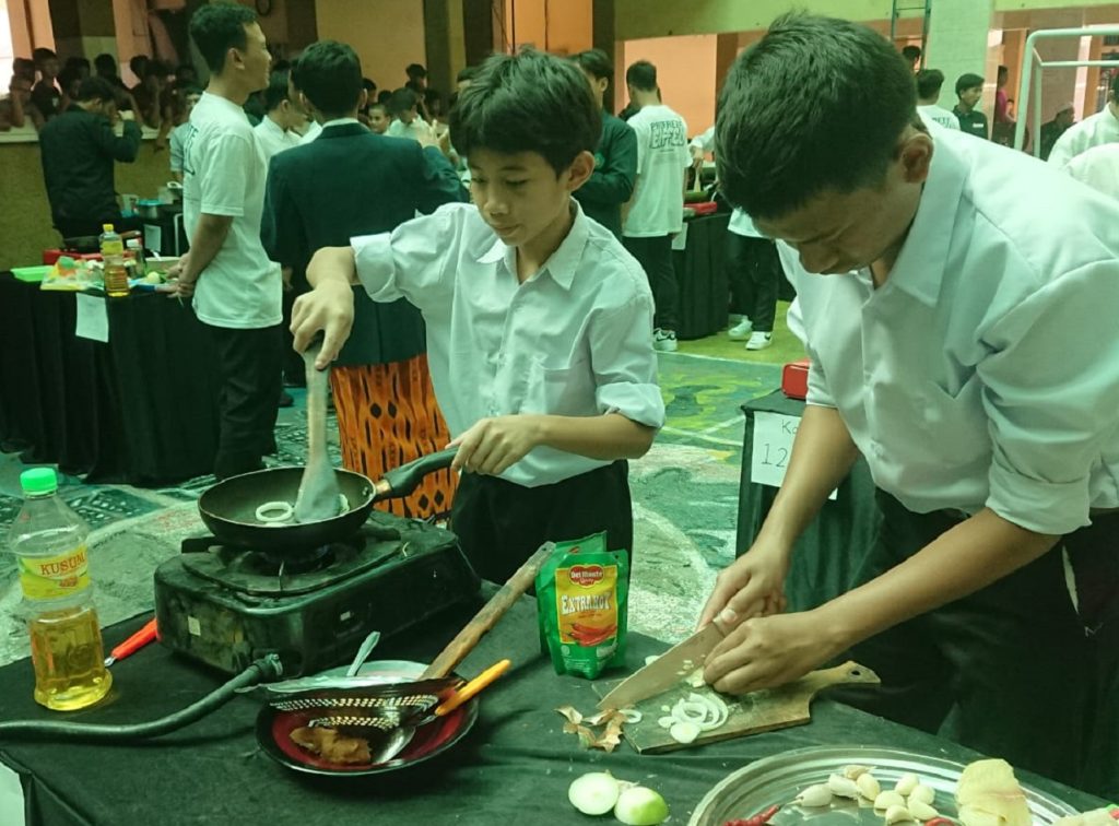 Santri Al Mukmin masak