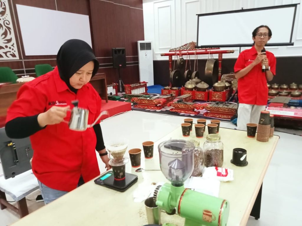 Belajar meracik kopi