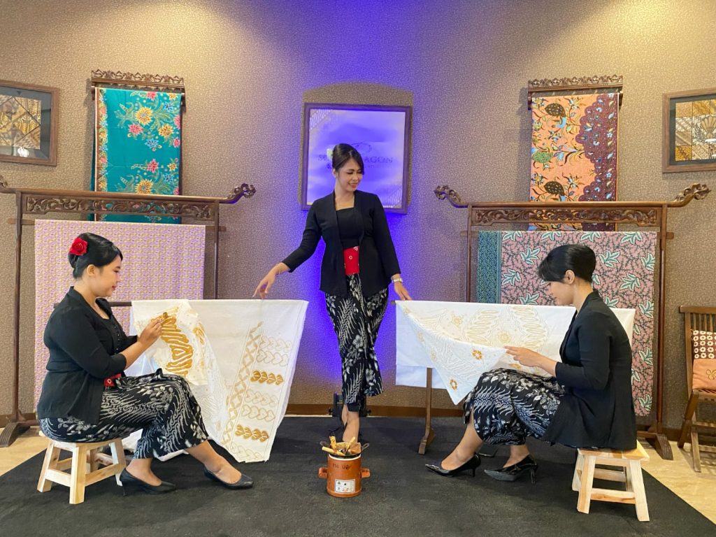 Solo paragon hari batik