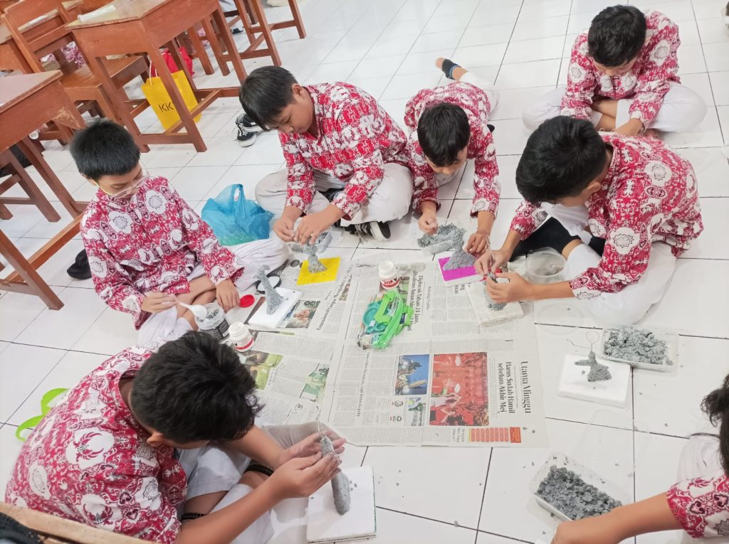 Siswa SD Muh 1 patung kertas