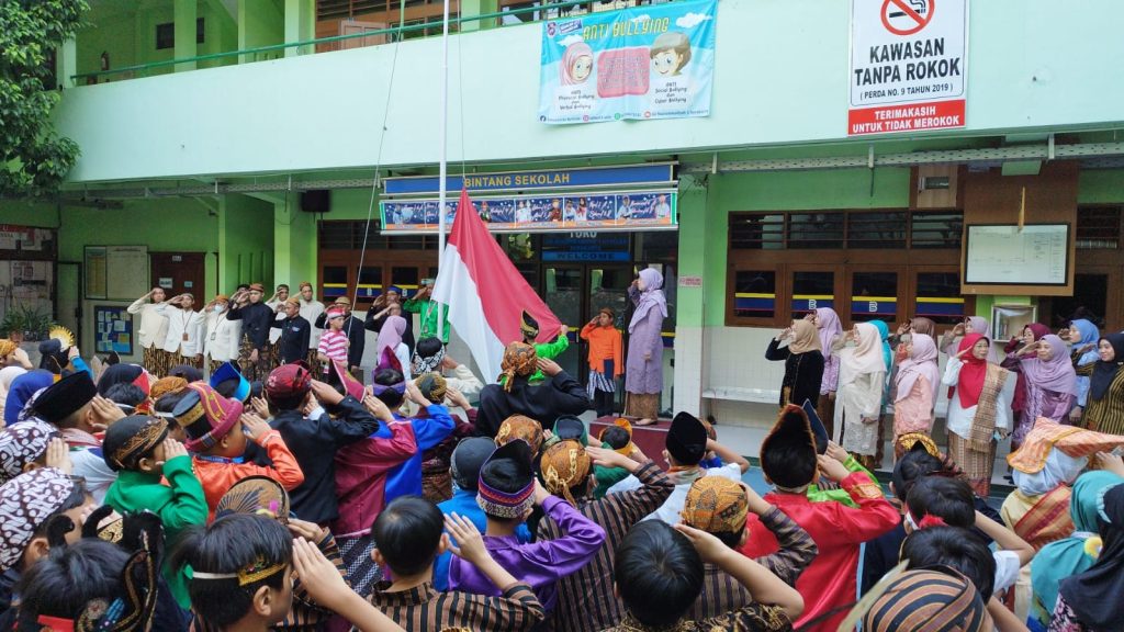 Siswa dan Guru SD Muh 1 Solo Kenakan Pakaian Adat