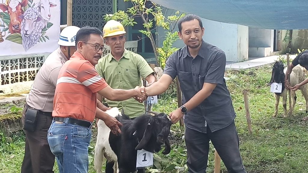 Pabrik Gula Mojo Sragen, Salurkan 7 Kambing