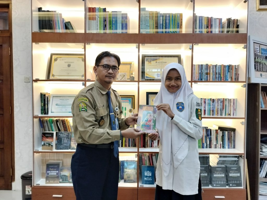 Siswa SMP Muh PK terbit buku