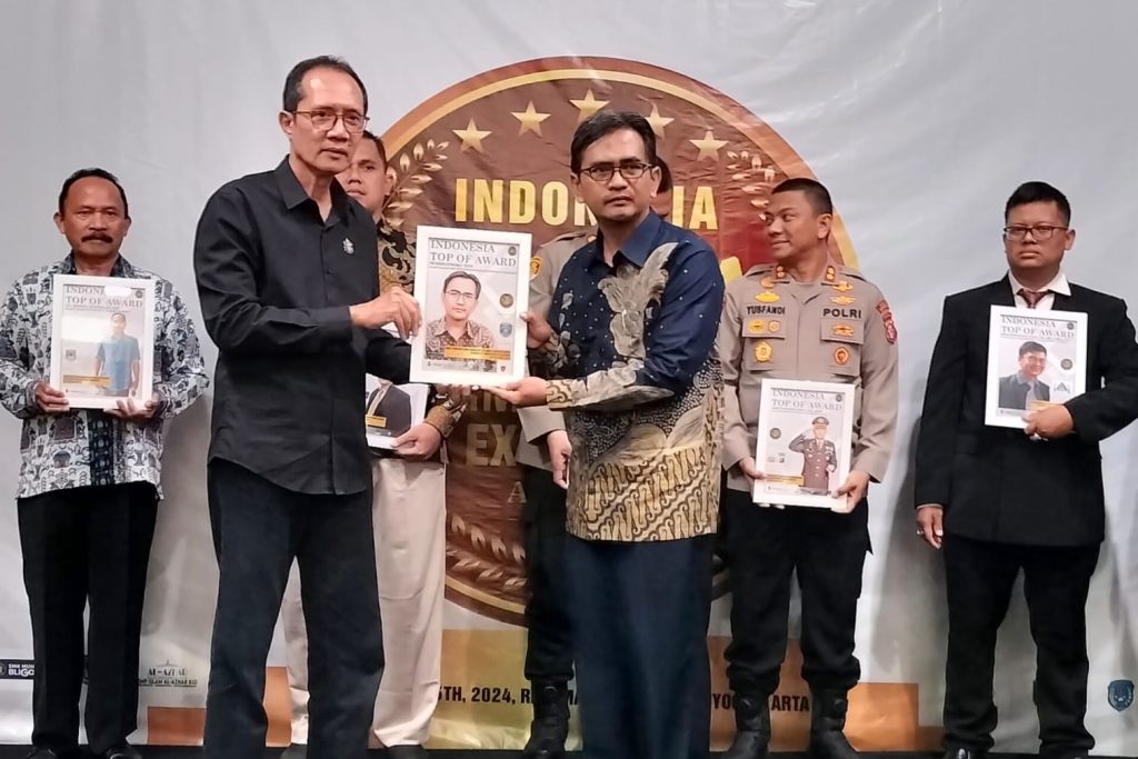 Kepala Sekolah SMP Muh PK penghargaan