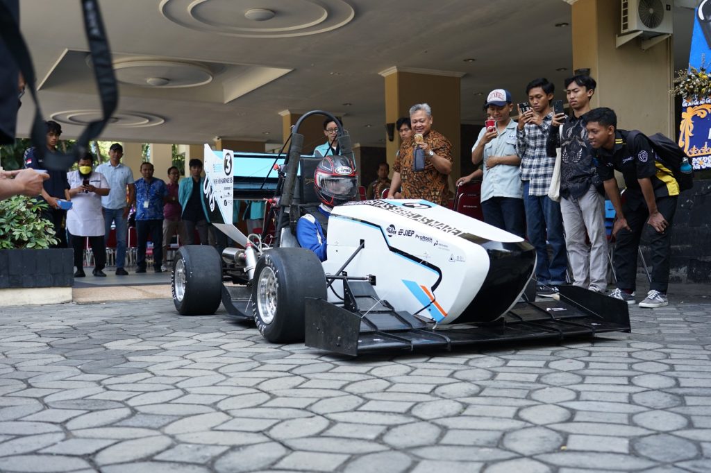 mahasiswa uns buat mobil