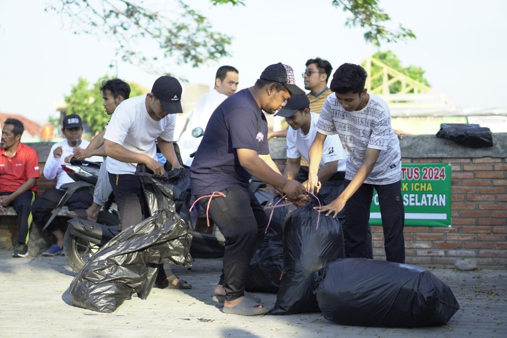 Santri Ngruki bersih desa
