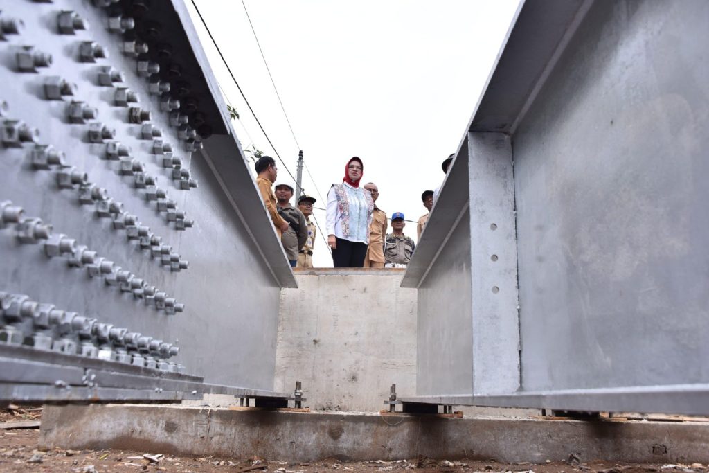 Bupati Sukoharjo, Etik Suryani tinjau jembatan