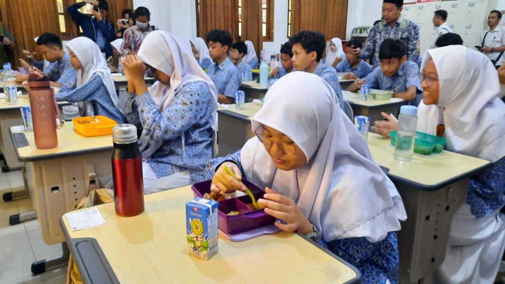 Siswa SMP Muh Pk Makan Gratis