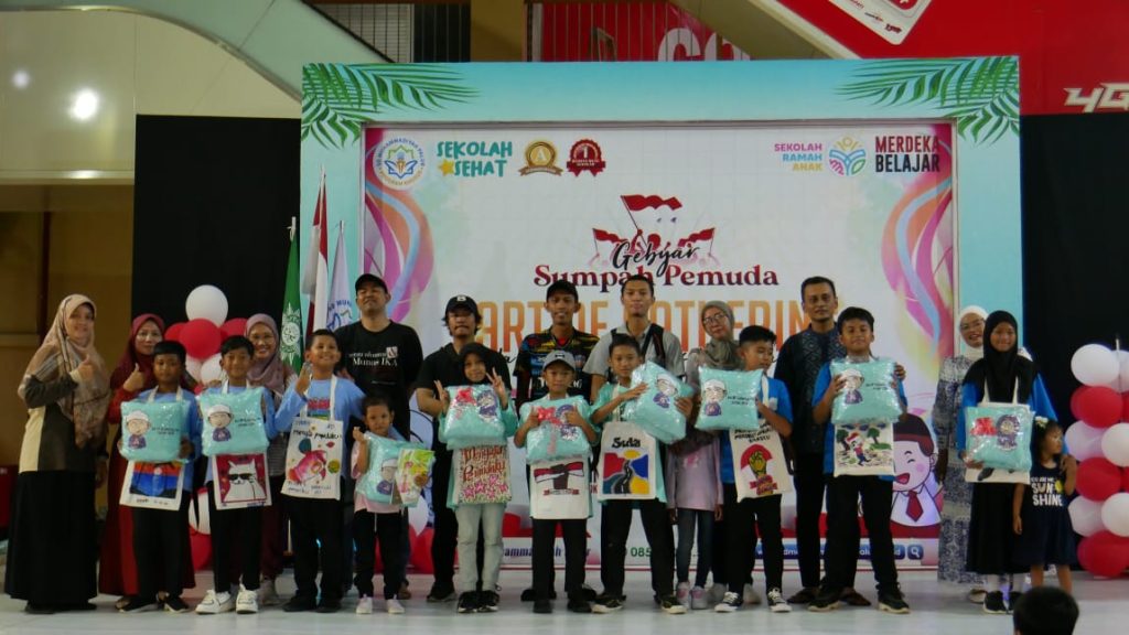 SD Muh Palur melukis bersama